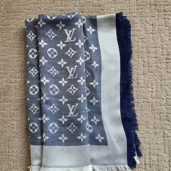 Louis Vuitton Monogram Shawl Blue Denim - Picture 4 of 5